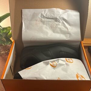 Genuine Grips kitchen safety shoes slip resistant.
Black
11.5
Have other sizes